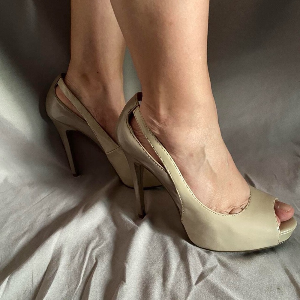 Guess two-toned pumps 

So classic but never boring